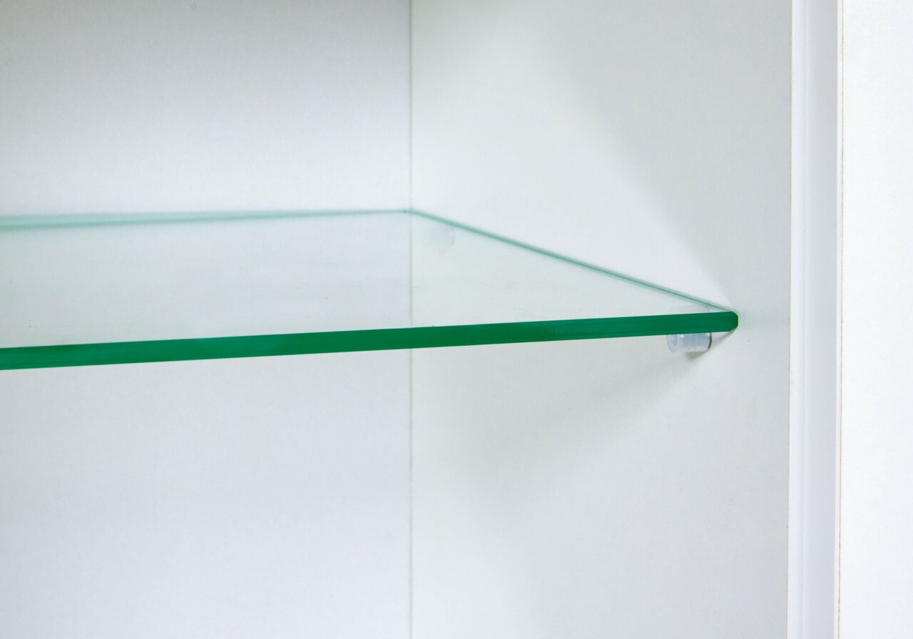 Nahaufnahme eines Glaseinlegebodens in einem Hängeschrank, seitliche Perspektive