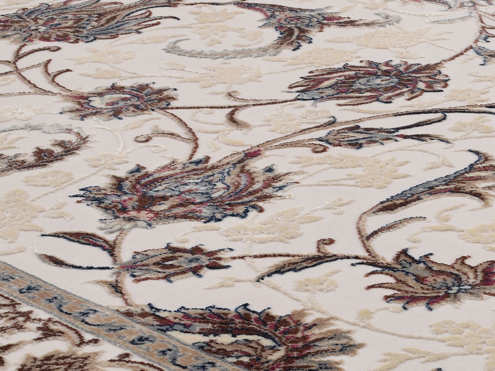 Nahaufnahme eines Orientteppichs mit floralen Mustern in Beige, Blau und Rot, seitliche Perspektive