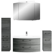 Moderne Badkombination in grauer Holzoptik mit Spiegelschrank, Waschbeckenunterschrank und zwei Hochschränken, frontal betrachtet.