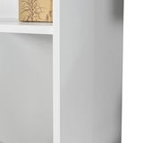 Nahaufnahme eines weißen Regals mit einem dekorativen Karton auf einem der Regalböden, seitliche Perspektive.