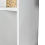 Nahaufnahme eines weißen Regals mit einem dekorativen Karton auf einem der Regalböden, seitliche Perspektive.