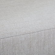 Nahaufnahme eines Loungesessels mit hellgrauem, strukturiertem Stoffbezug.