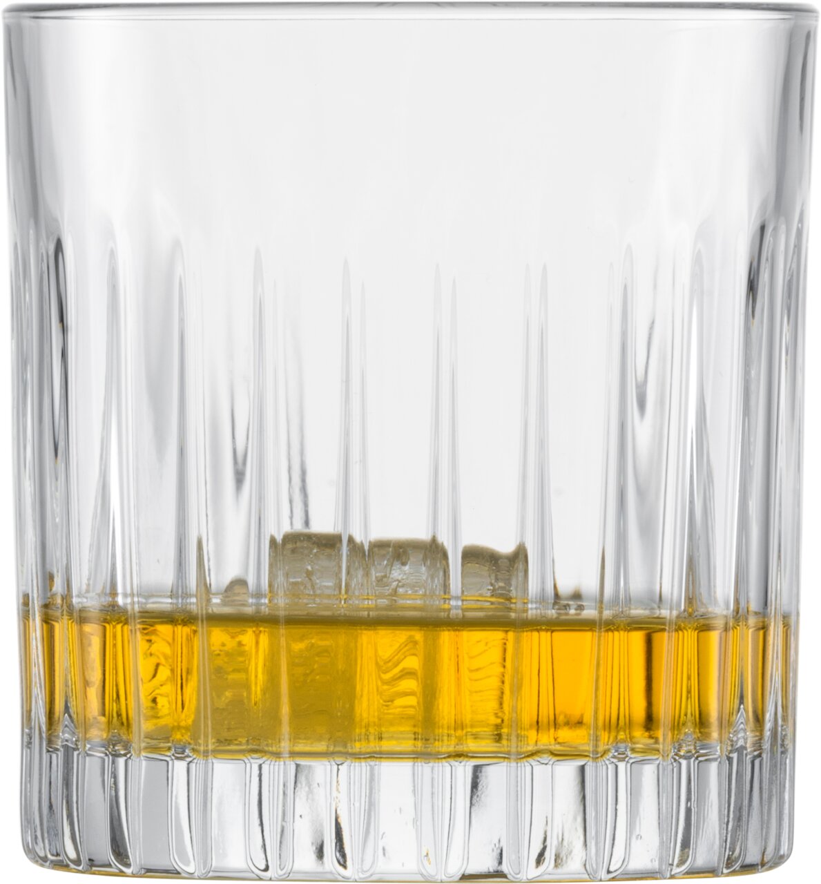 Nahaufnahme eines Whiskyglases mit geriffeltem Design, gefüllt mit goldenem Whisky und Eiswürfeln.