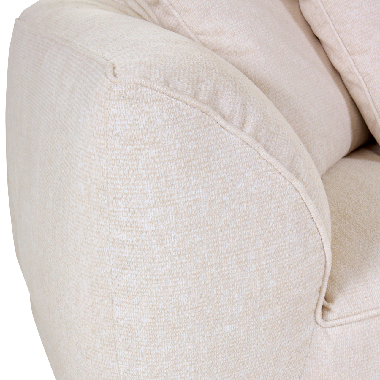 Nahaufnahme eines beigen Big-Sofas mit weicher, texturierter Oberfläche und abgerundeter Armlehne, seitliche Perspektive.