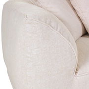 Nahaufnahme eines beigen Big-Sofas mit weicher, texturierter Oberfläche und abgerundeter Armlehne, seitliche Perspektive.