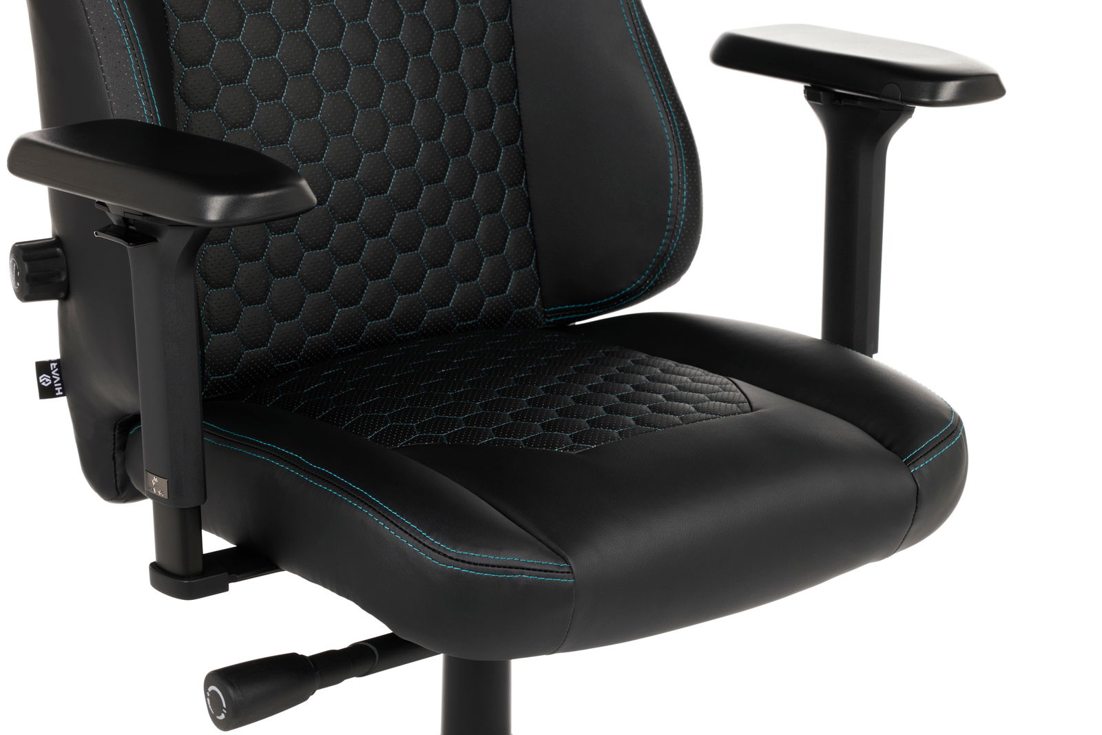 Nahaufnahme eines Gaming Stuhls mit schwarzem Leder und hexagonalem Muster auf der Sitzfläche, seitliche Perspektive