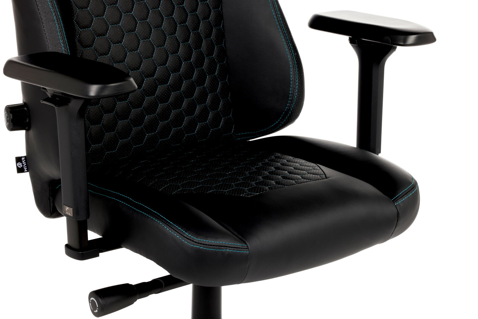 Nahaufnahme eines Gaming Stuhls mit schwarzem Leder und hexagonalem Muster auf der Sitzfläche, seitliche Perspektive