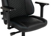 Nahaufnahme eines Gaming Stuhls mit schwarzem Leder und hexagonalem Muster auf der Sitzfläche, seitliche Perspektive