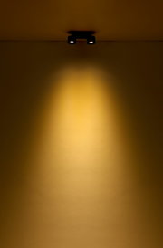 Deckenmontierter LED Strahler mit warmem Lichtkegel, Ansicht von unten