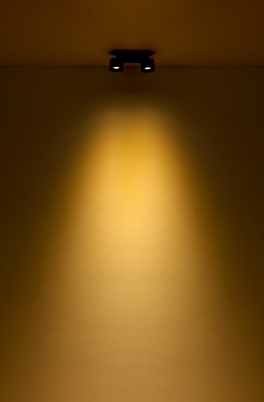 Deckenmontierter LED Strahler mit warmem Lichtkegel, Ansicht von unten