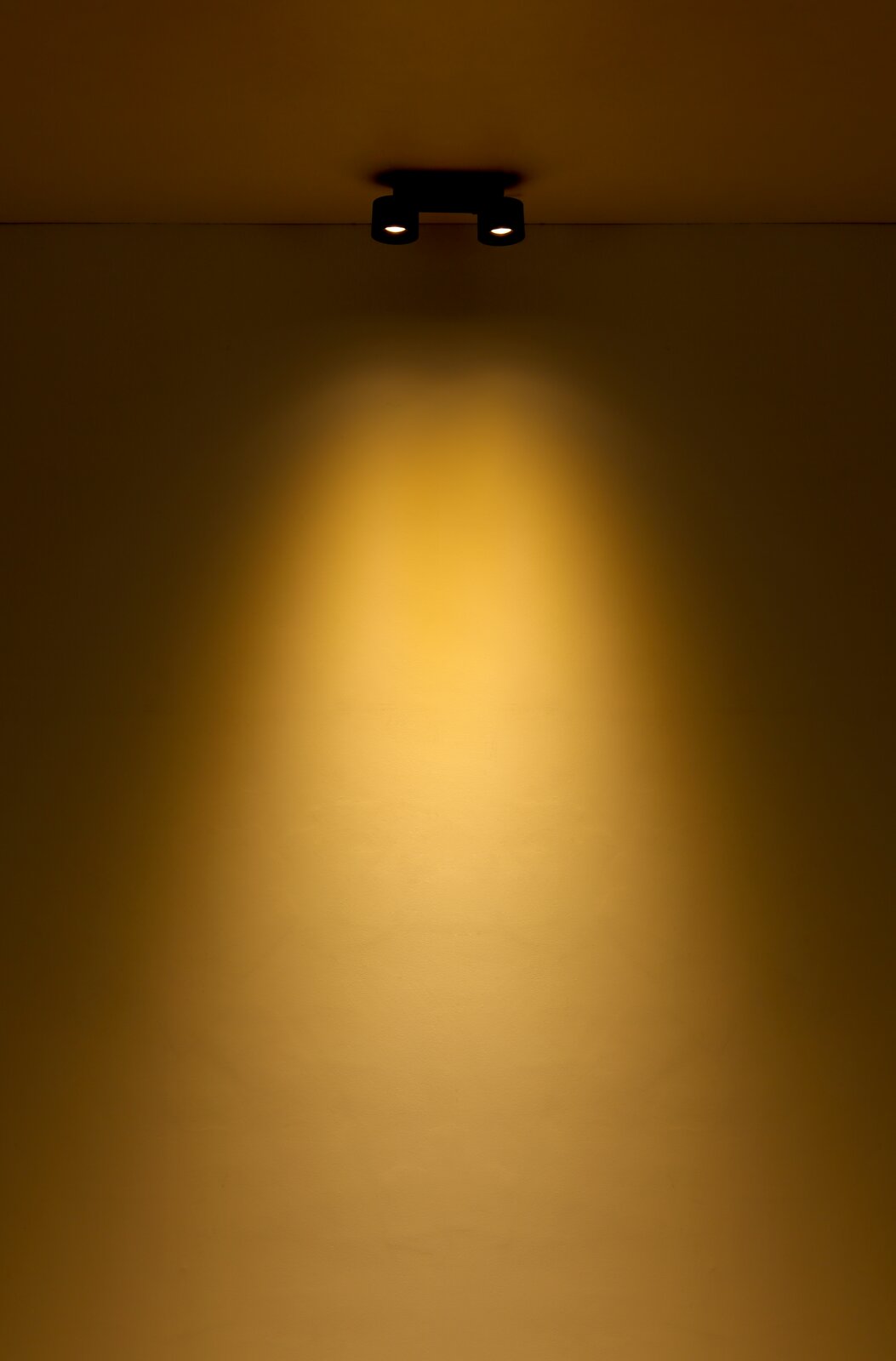 Deckenmontierter LED Strahler mit warmem Lichtkegel, Ansicht von unten