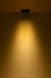 Deckenmontierter LED Strahler mit warmem Lichtkegel, Ansicht von unten