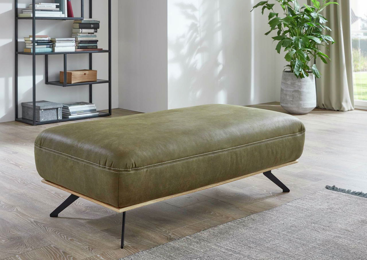 Grüner XXL-Hocker in einem modernen Wohnzimmer, seitliche Perspektive