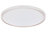 Ronde, platte plafondlamp met matte witte diffuser en transparante rand met subtiele beige ring, weergegeven in licht schuin zijaanzicht van onderen tegen een witte achtergrond