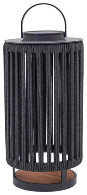 Solarlampe mit schwarzem, geflochtenem Design und Holzsockel, seitliche Perspektive