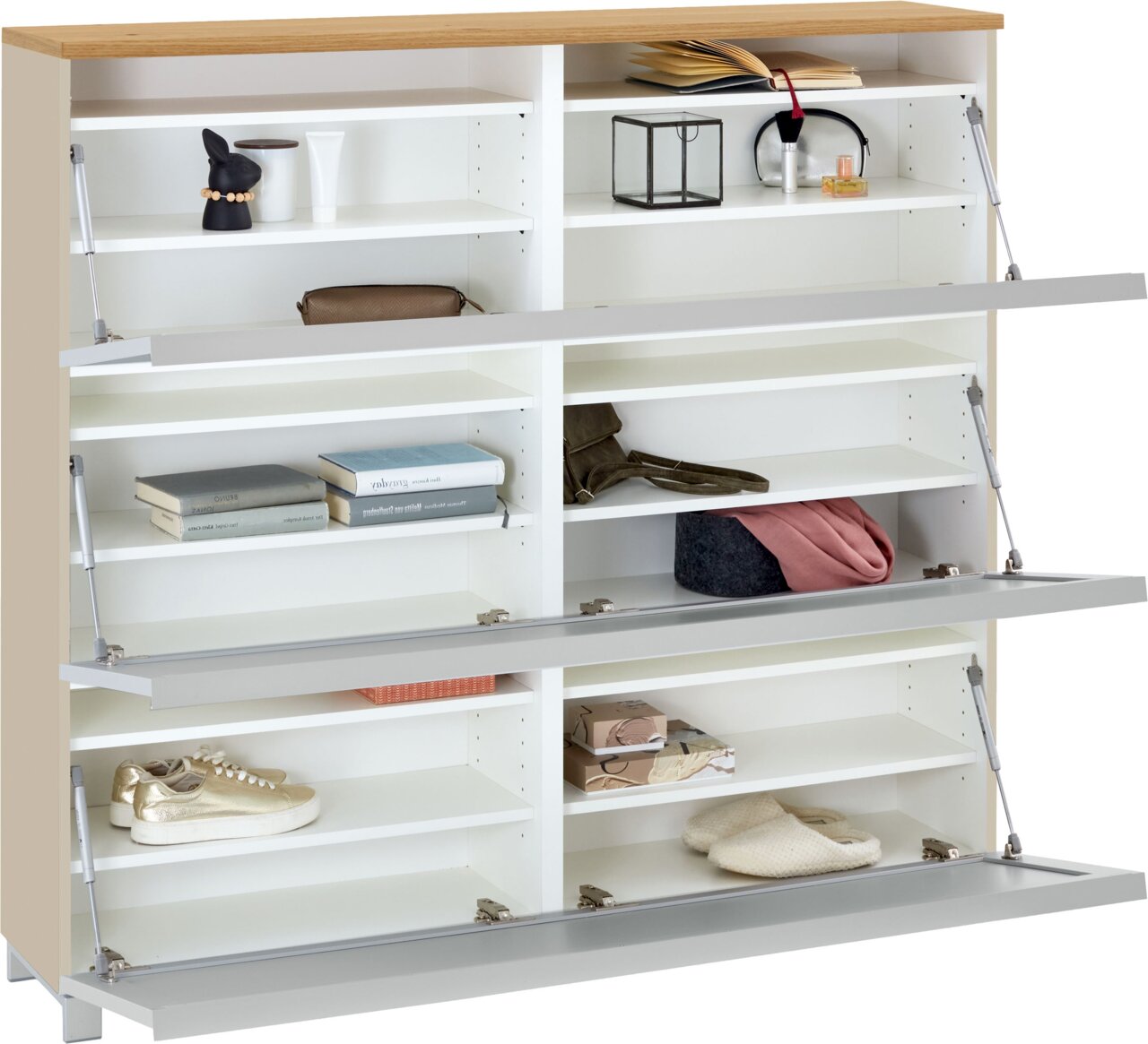 Weißer Schuhschrank mit Holzdeckplatte und drei nach vorn aufgeklappten Klappen, Innenansicht mit mehreren Regalböden und Gasdruckdämpfern, fotografiert in frontaler Perspektive.