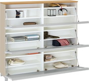 Weißer Schuhschrank mit Holzdeckplatte und drei nach vorn aufgeklappten Klappen, Innenansicht mit mehreren Regalböden und Gasdruckdämpfern, fotografiert in frontaler Perspektive.