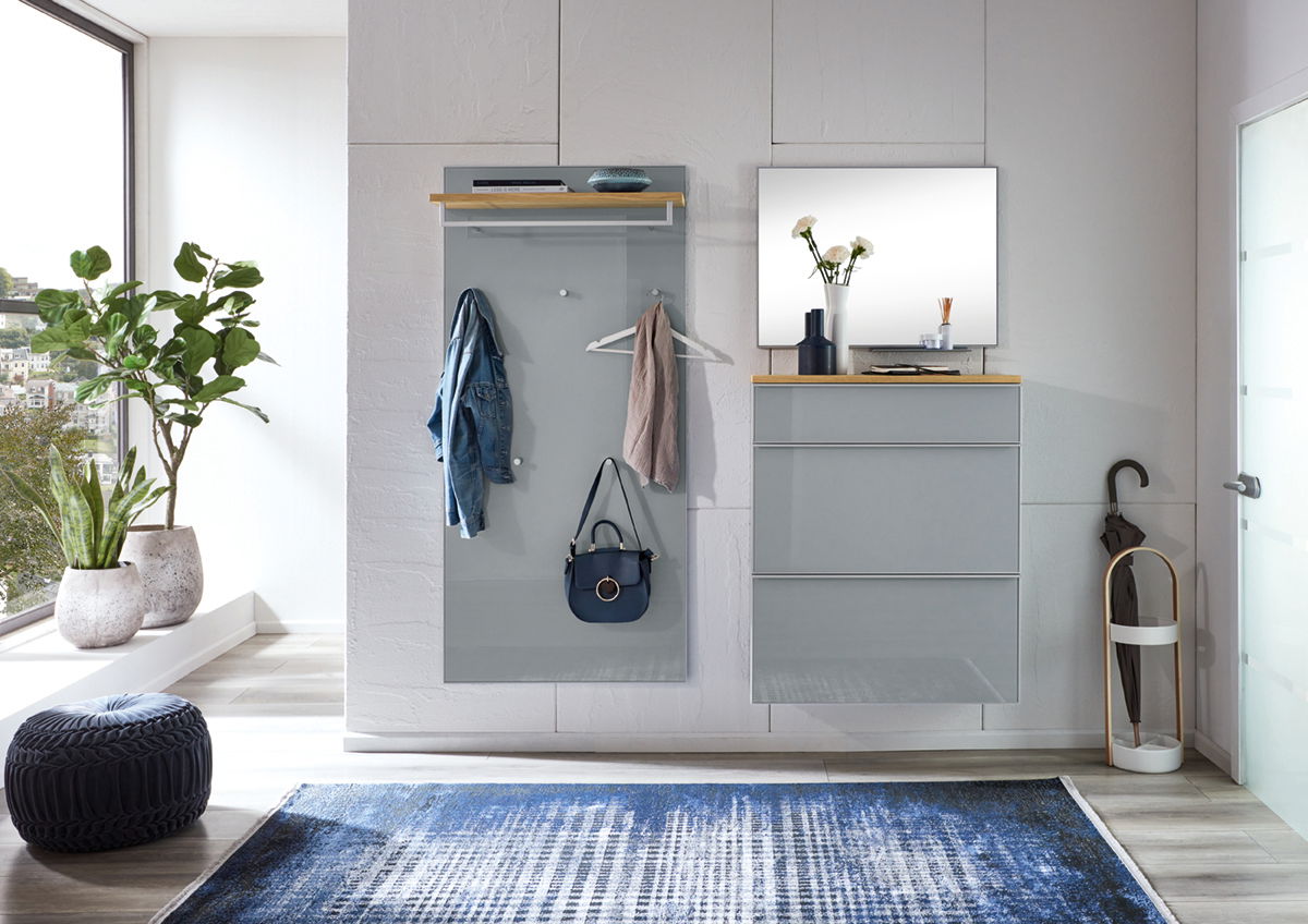 Moderner Eingangsbereich mit Hängeschuhschrank und Garderobenpaneel in grauem Design, seitliche Perspektive.