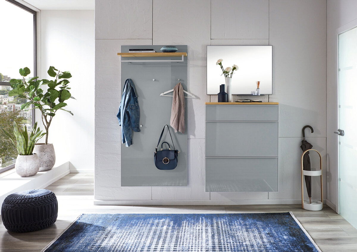 VOSS Hängeschuhschrank VORTINA Moderner Eingangsbereich mit Hängeschuhschrank und Garderobenpaneel in grauem Design, seitliche Perspektive.