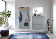 Moderner Eingangsbereich mit Hängeschuhschrank und Garderobenpaneel in grauem Design, seitliche Perspektive.