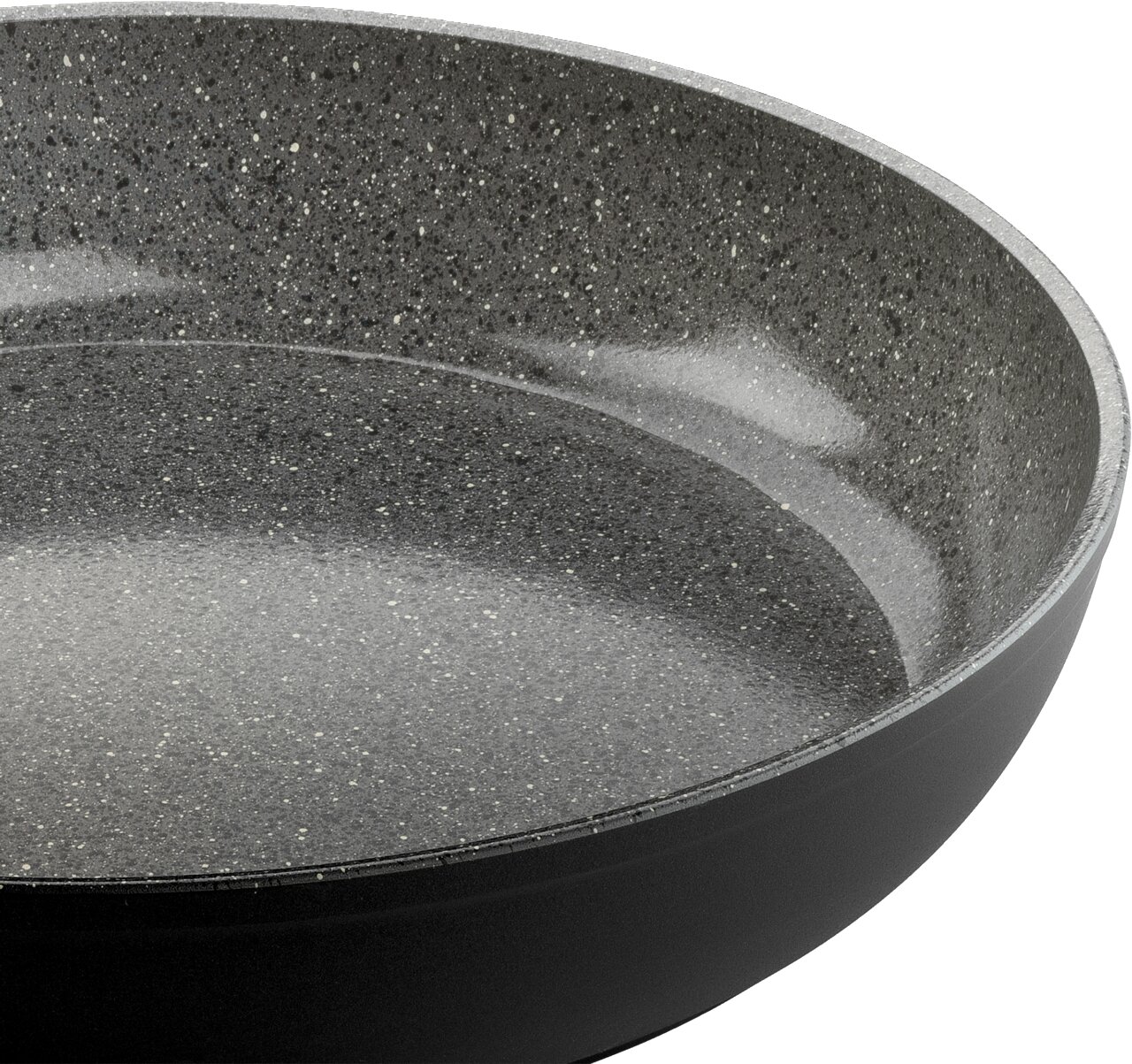 Nahaufnahme einer Bratpfanne mit 28 cm Durchmesser, graue Antihaftbeschichtung, seitliche Perspektive