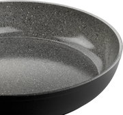 Nahaufnahme einer Bratpfanne mit 28 cm Durchmesser, graue Antihaftbeschichtung, seitliche Perspektive