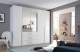 Moderner weißer Drehtürenschrank mit Spiegel in einem stilvoll eingerichteten Schlafzimmer, seitliche Perspektive.