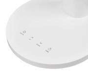 Nahaufnahme der weißen Tischleuchte Sally mit Touch-Bedienfeld und Symbolen für Ein/Aus, Helligkeit und Timer.