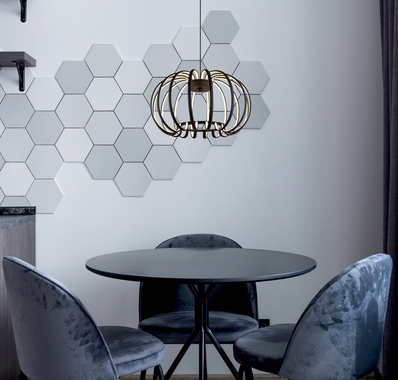 Moderne LED-Hängeleuchte in einem Esszimmer, aus der Perspektive von schräg unten fotografiert.