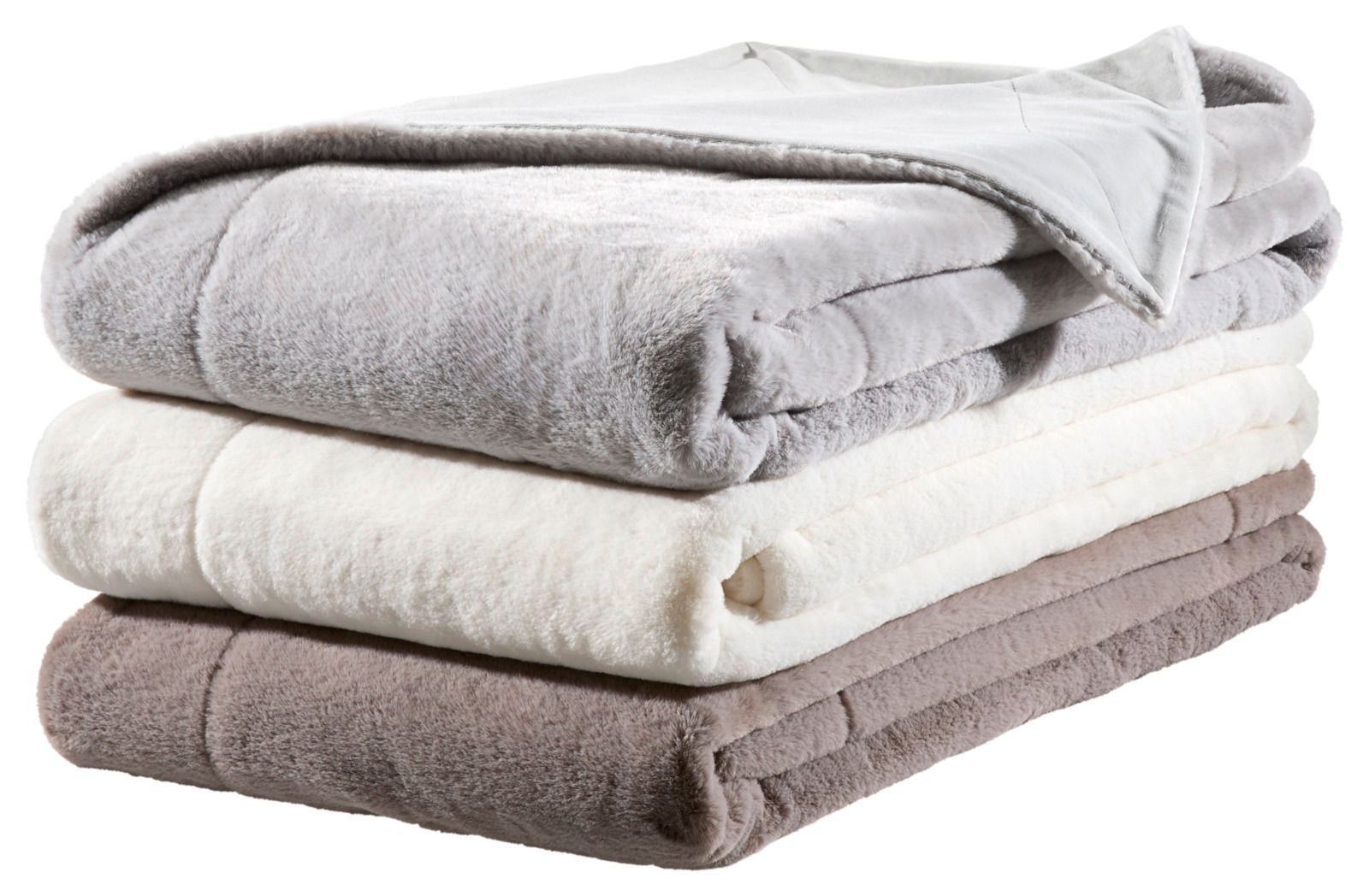 Novel Felldecke Yukon Drei übereinander gestapelte Felldecken in verschiedenen Farben, aus seitlicher Perspektive fotografiert.