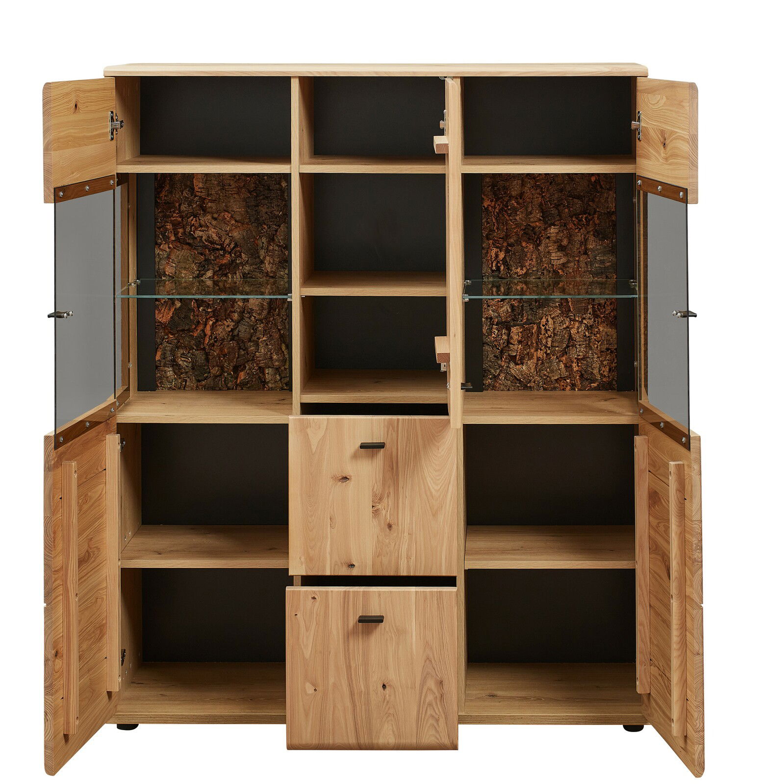 Frontale Ansicht des Highboards Linea Natura CALMERA mit offenen Türen, zeigt Holzregale und dekorative Rückwände in Baumrindenoptik.