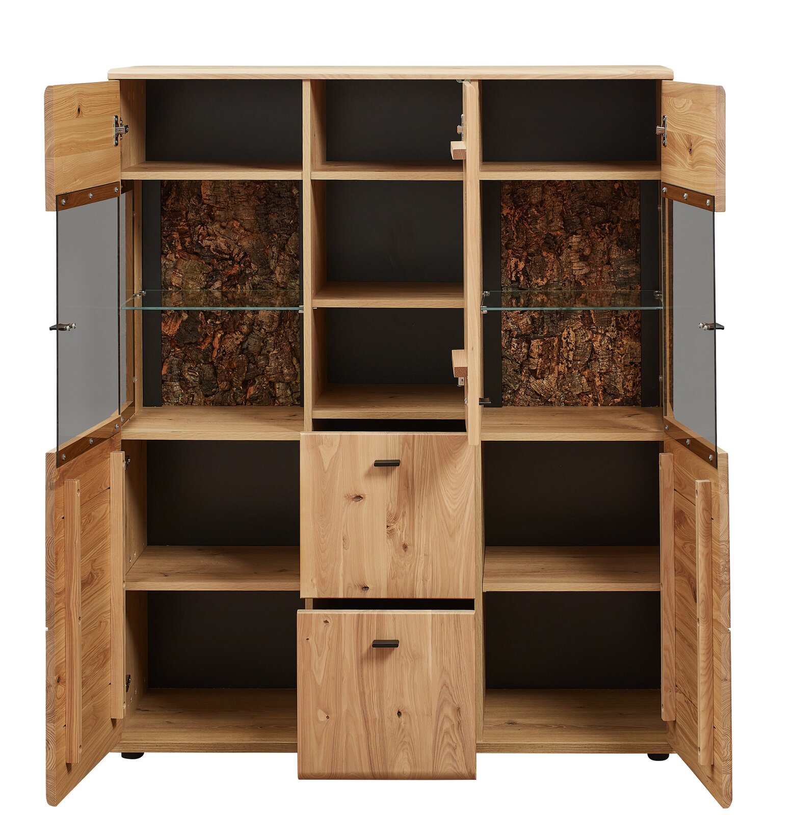 Frontale Ansicht des Highboards Linea Natura CALMERA mit offenen Türen, zeigt Holzregale und dekorative Rückwände in Baumrindenoptik.