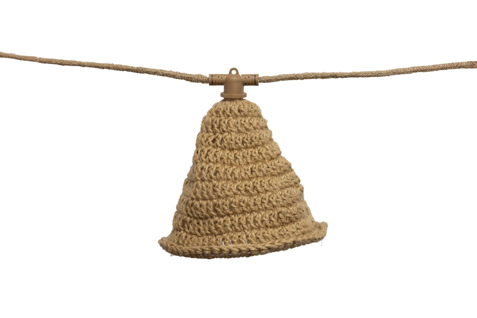 Newgarden Outdoor-Lichterkette Solar MARO Nahaufnahme einer Outdoor-Lichterkette mit einem handgefertigten, konischen Lampenschirm aus geflochtenem Naturmaterial, aufgehängt an einem Seil.