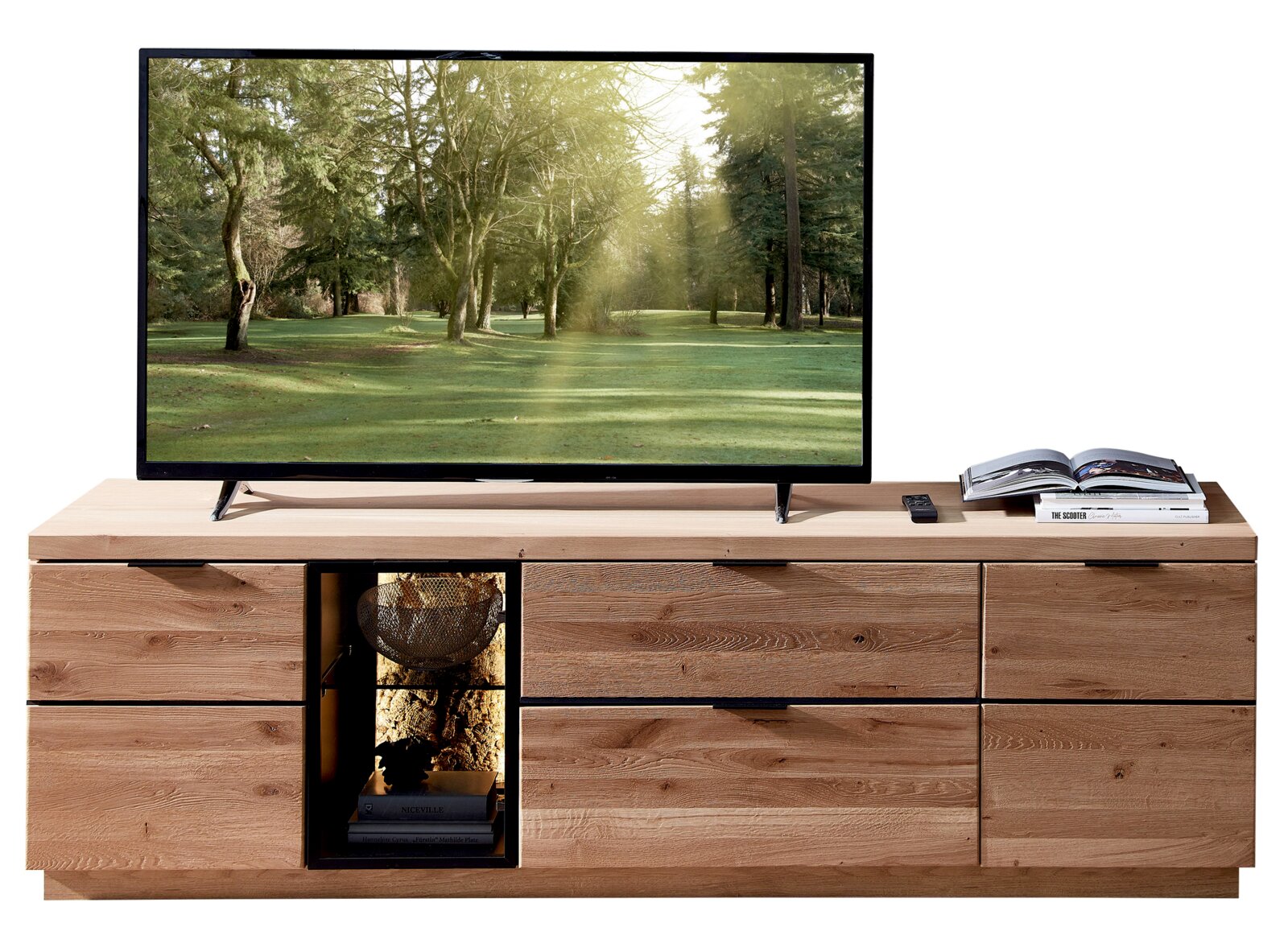 Modernes TV-Lowboard aus hellem Holz mit Schubladen und offenem Fach, darauf ein Flachbildfernseher; Frontalansicht.