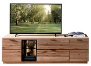 Modernes TV-Lowboard aus hellem Holz mit Schubladen und offenem Fach, darauf ein Flachbildfernseher; Frontalansicht.