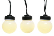 Drei runde, hängende Außenleuchten mit schwarzem Sockel und warmweißem Licht, frontal betrachtet.