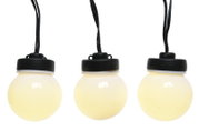 Drie ronde, hangende buitenlampen met een zwarte voet en warmwit licht, gezien van voren.