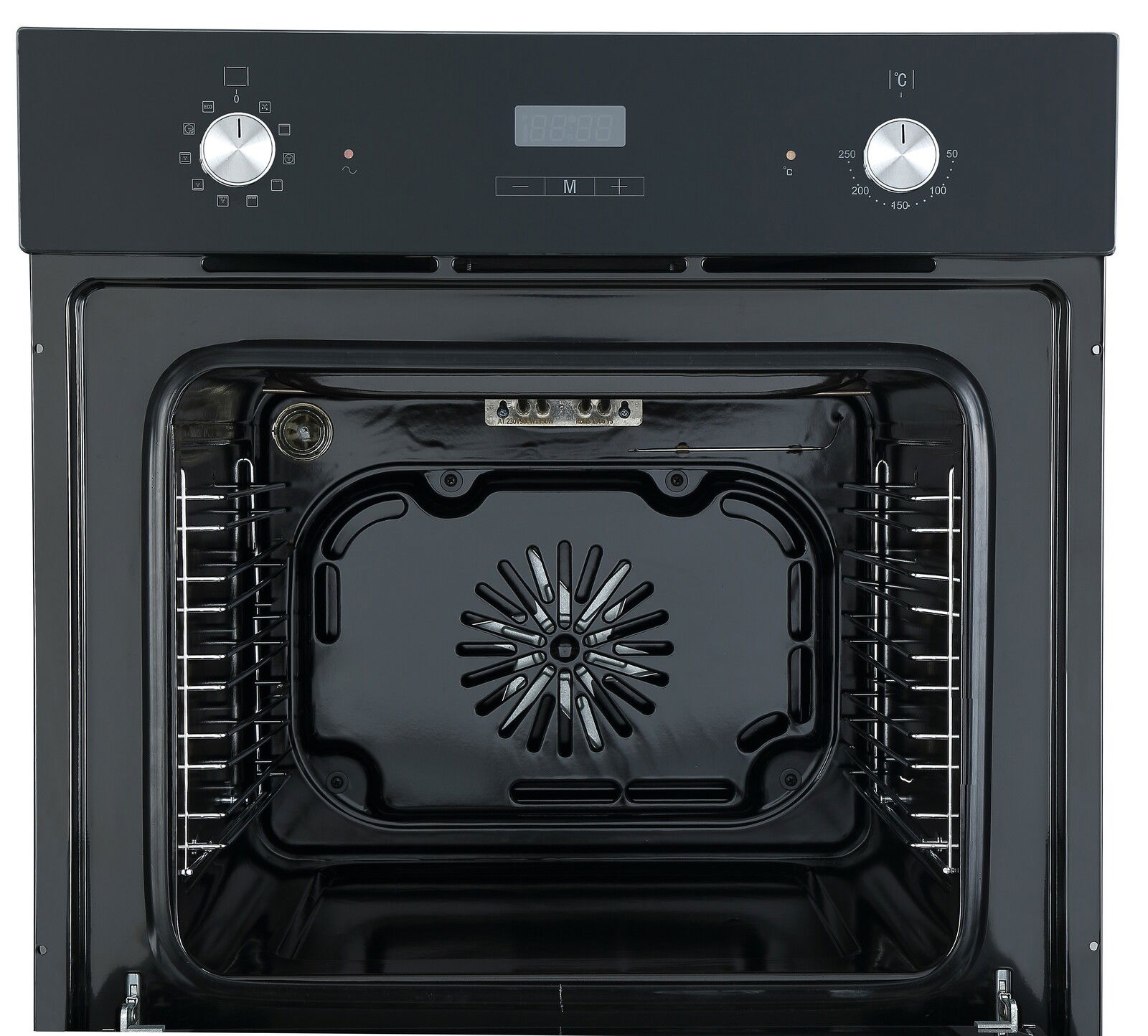 Frontansicht eines modernen Backofens mit offenem Innenraum und Bedienelementen oben.