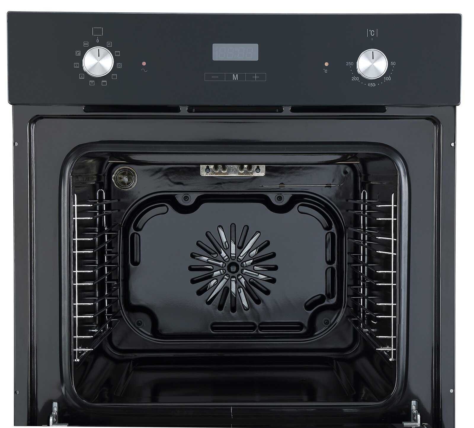 Frontansicht eines modernen Backofens mit offenem Innenraum und Bedienelementen oben.