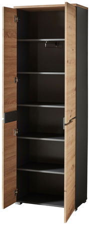 Offener Garderobenschrank mit Holztüren und mehreren Regalböden, Perspektive von vorne.