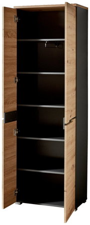 Offener Garderobenschrank mit Holztüren und mehreren Regalböden, Perspektive von vorne.