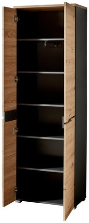 Offener Garderobenschrank mit Holztüren und mehreren Regalböden, Perspektive von vorne.