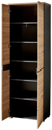 Offener Garderobenschrank mit Holztüren und mehreren Regalböden, Perspektive von vorne.