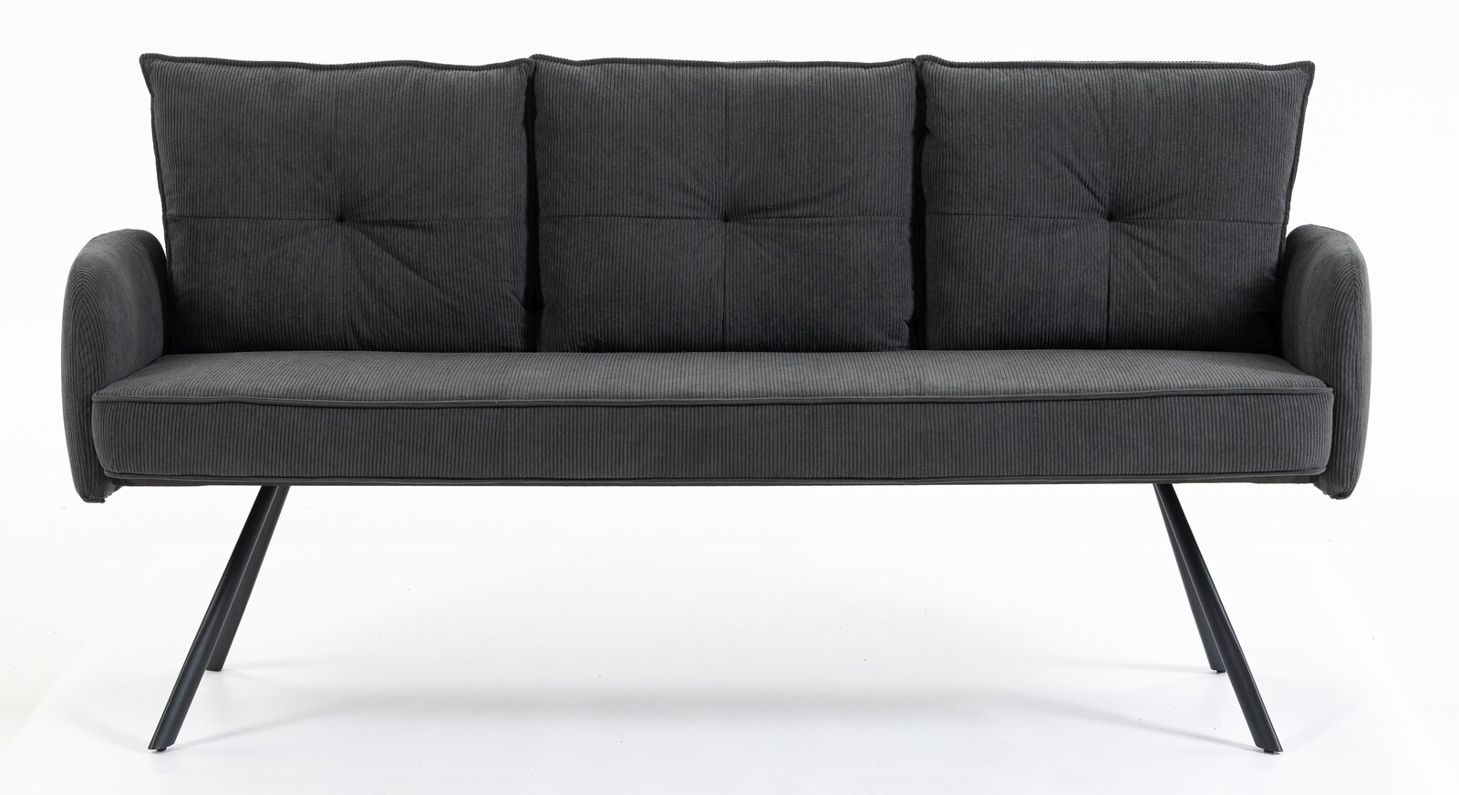 Dreisitzer-Bank in dunklem Stoff, frontal fotografiert, mit gepolsterten Armlehnen und schrägen Metallbeinen.