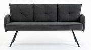 Dreisitzer-Bank in dunklem Stoff, frontal fotografiert, mit gepolsterten Armlehnen und schrägen Metallbeinen.