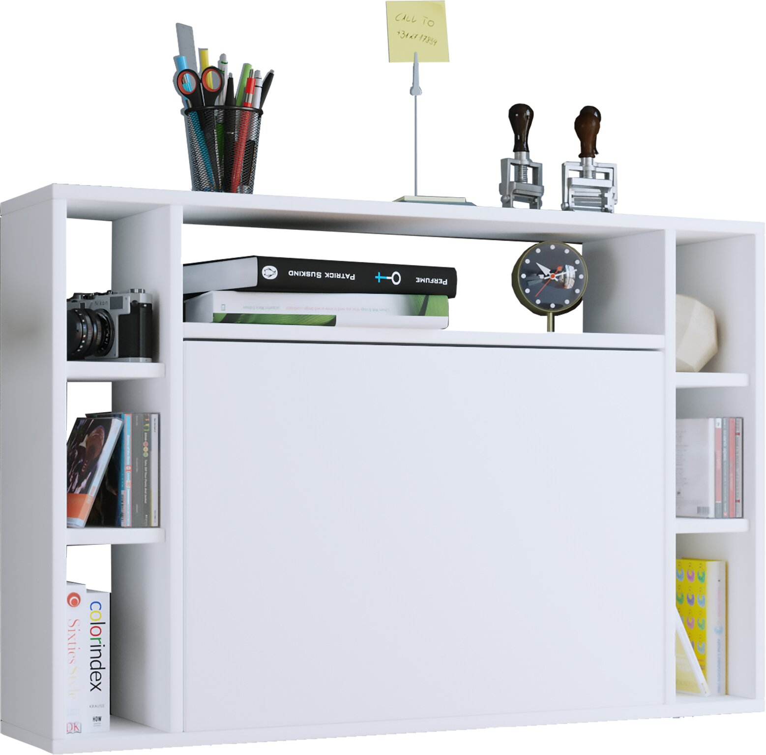 Weißes Regal- bzw. Sideboard-Element mit mittiger Klapptür und offenen Fächern links und rechts, dekoriert mit Büchern, Kamera, Stiftebecher und Uhr; Perspektive: frontal in leichter Aufsicht.