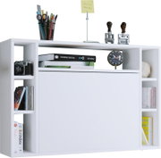 Weißes Regal- bzw. Sideboard-Element mit mittiger Klapptür und offenen Fächern links und rechts, dekoriert mit Büchern, Kamera, Stiftebecher und Uhr; Perspektive: frontal in leichter Aufsicht.