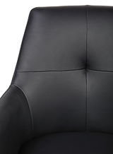 Nahaufnahme eines schwarzen Armlehnstuhls aus Leder, Vorderansicht