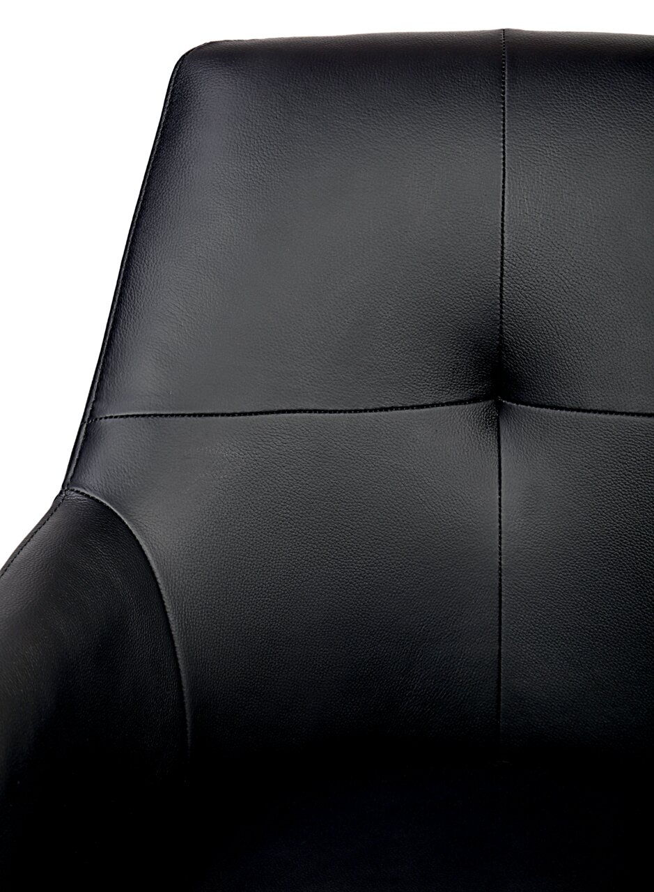 Nahaufnahme eines schwarzen Armlehnstuhls aus Leder, Vorderansicht