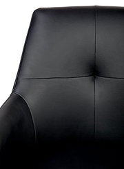 Nahaufnahme eines schwarzen Armlehnstuhls aus Leder, Vorderansicht